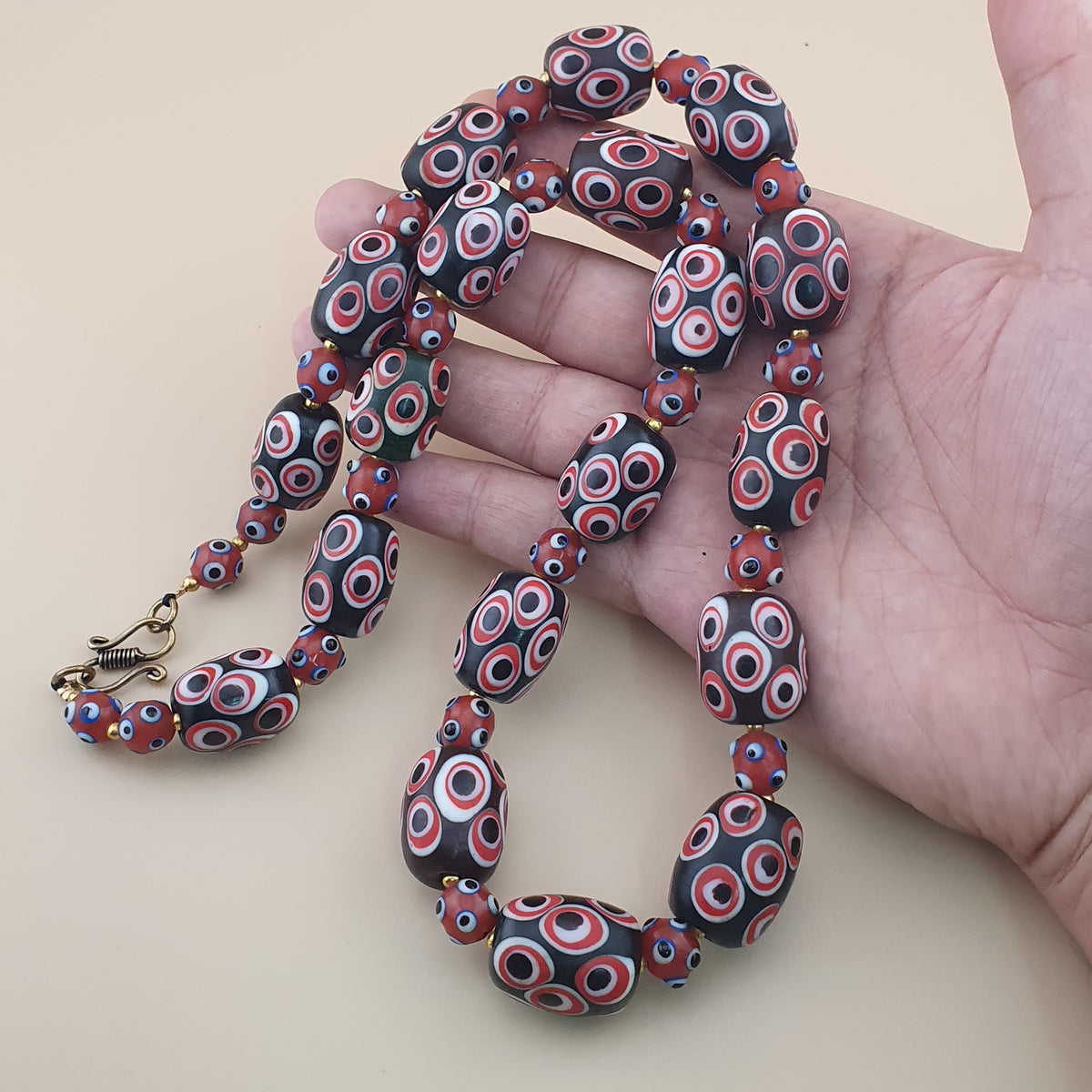 Collier de perles de verre millefiori et œil de moufette rouges antiques de style vénitien