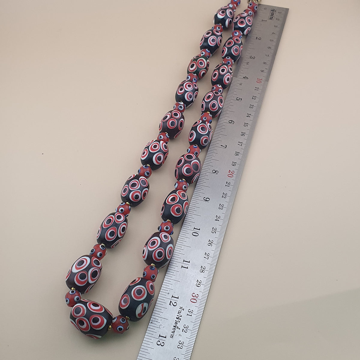 Collier de perles de verre millefiori et œil de moufette rouges antiques de style vénitien
