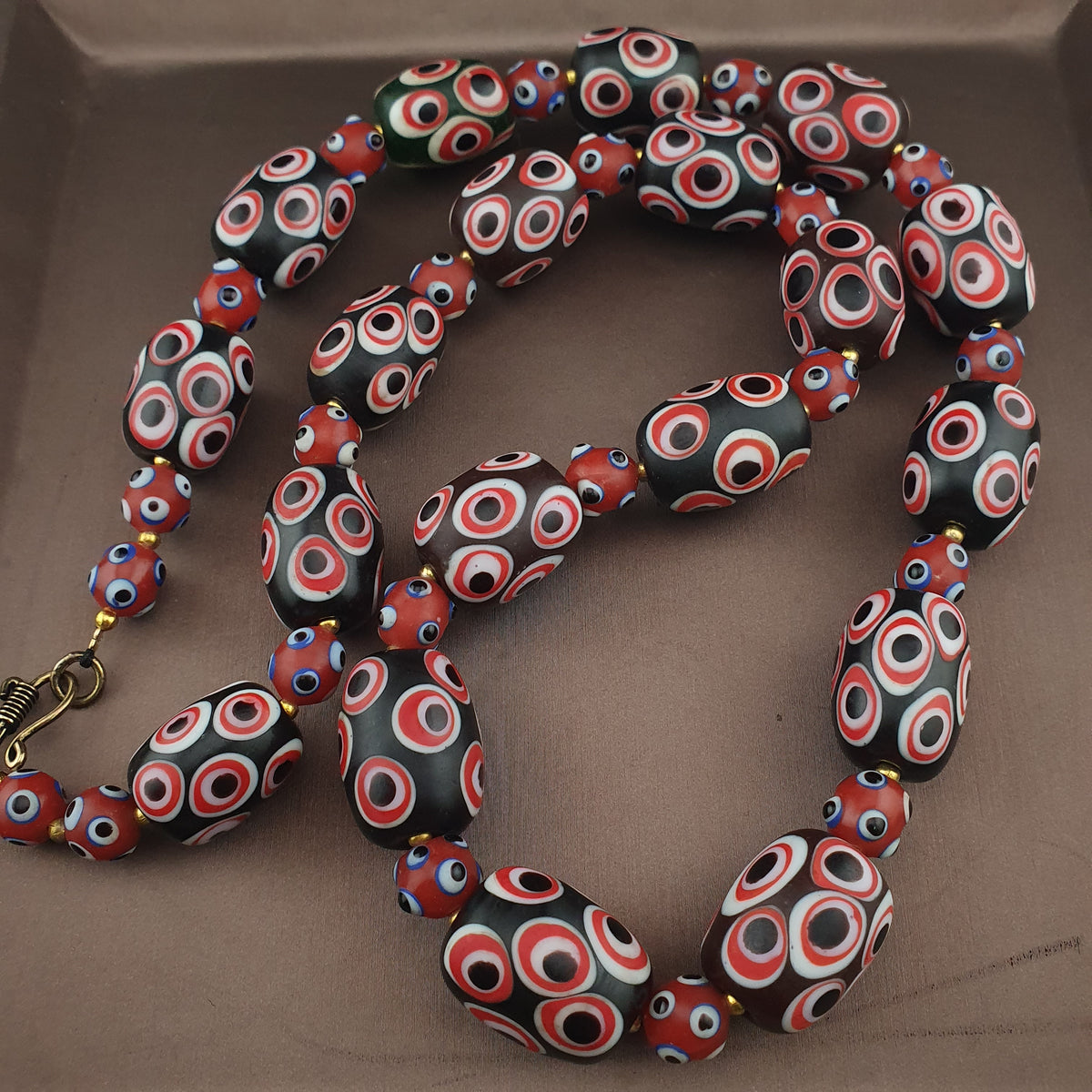 Collier de perles de verre millefiori et œil de moufette rouges antiques de style vénitien
