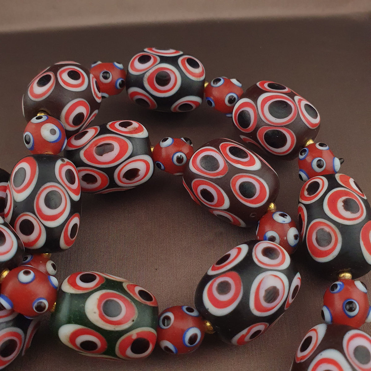 Collier de perles de verre millefiori et œil de moufette rouges antiques de style vénitien
