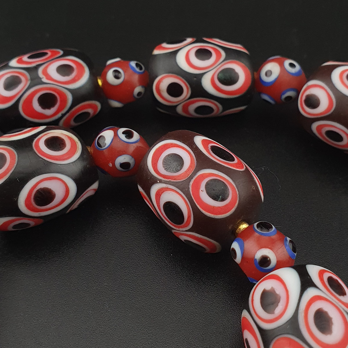 Collier de perles de verre millefiori et œil de moufette rouges antiques de style vénitien