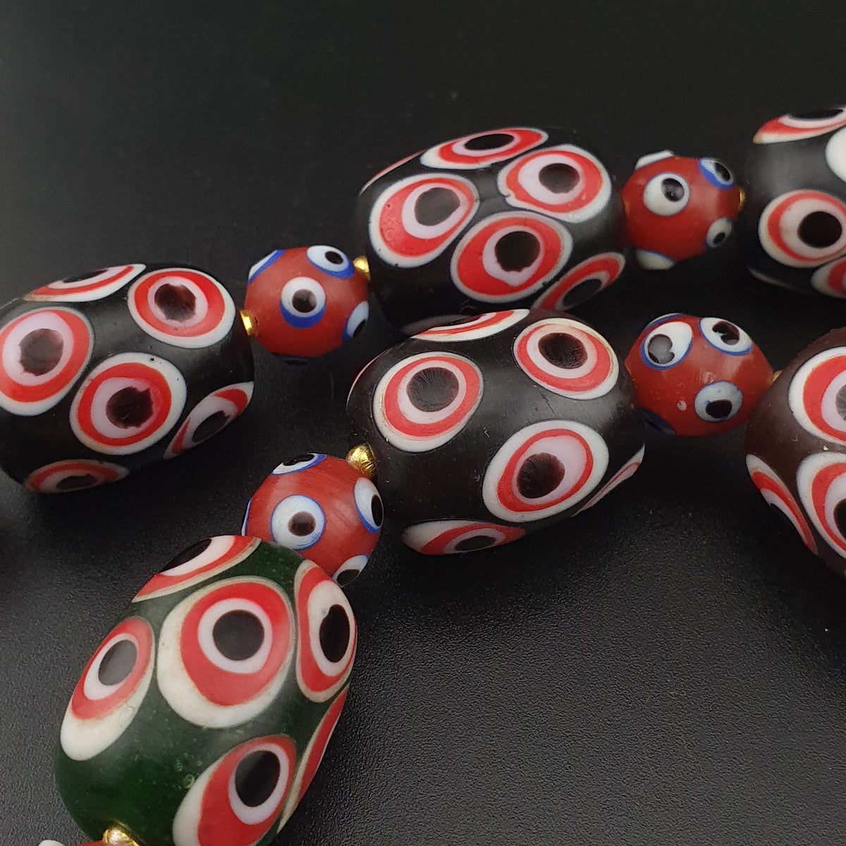 Collier de perles de verre millefiori et œil de moufette rouges antiques de style vénitien