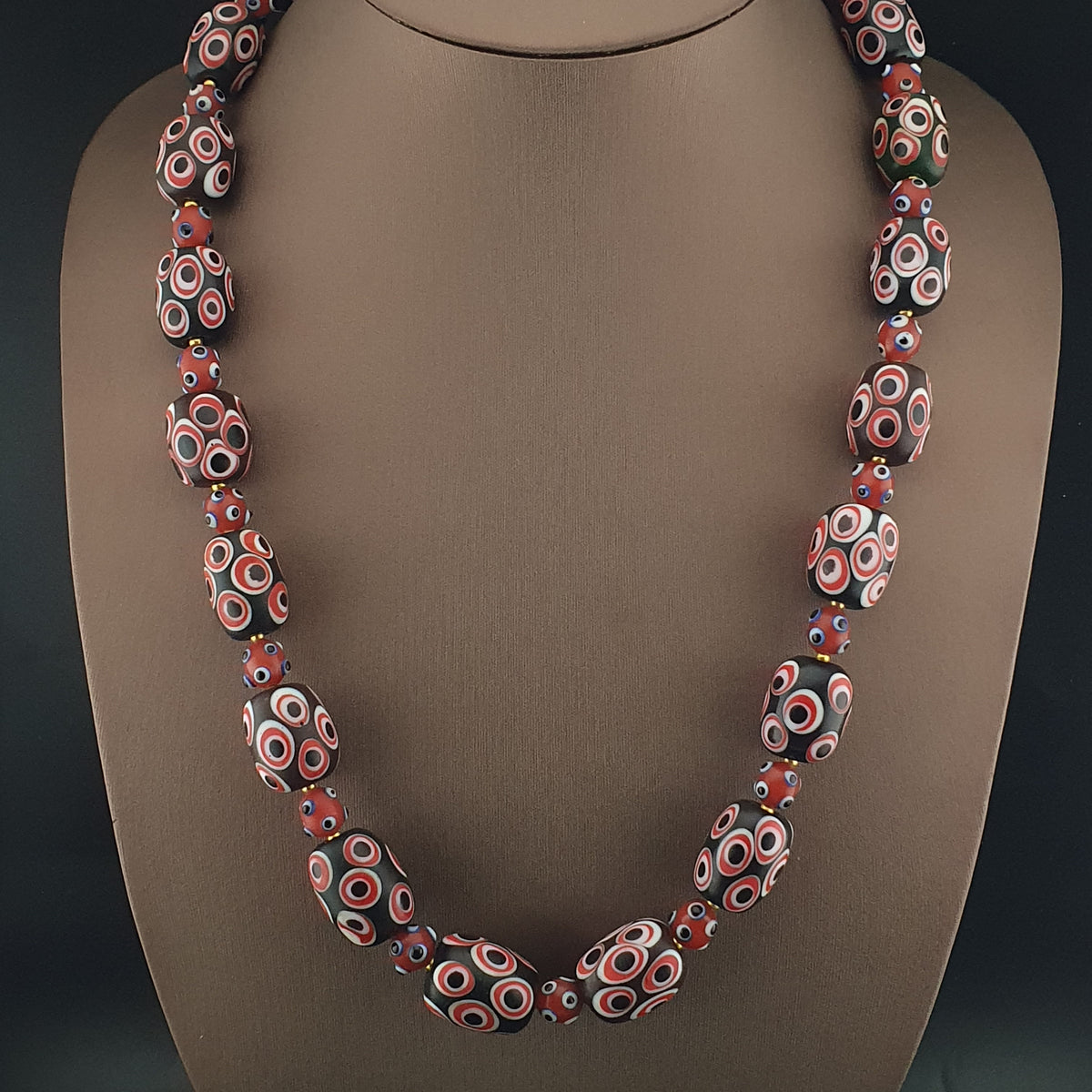 Collier de perles de verre millefiori et œil de moufette rouges antiques de style vénitien