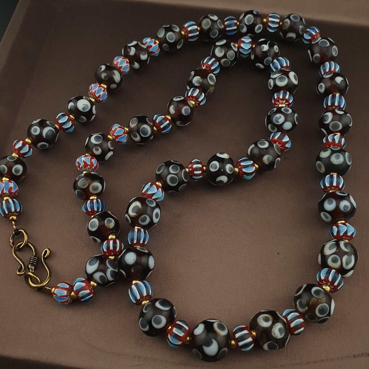 Collier de perles de verre vintage vénitiennes « yeux » et chevrons