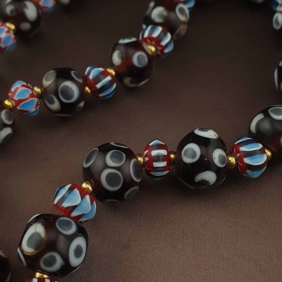 Collier de perles de verre vintage vénitiennes « yeux » et chevrons