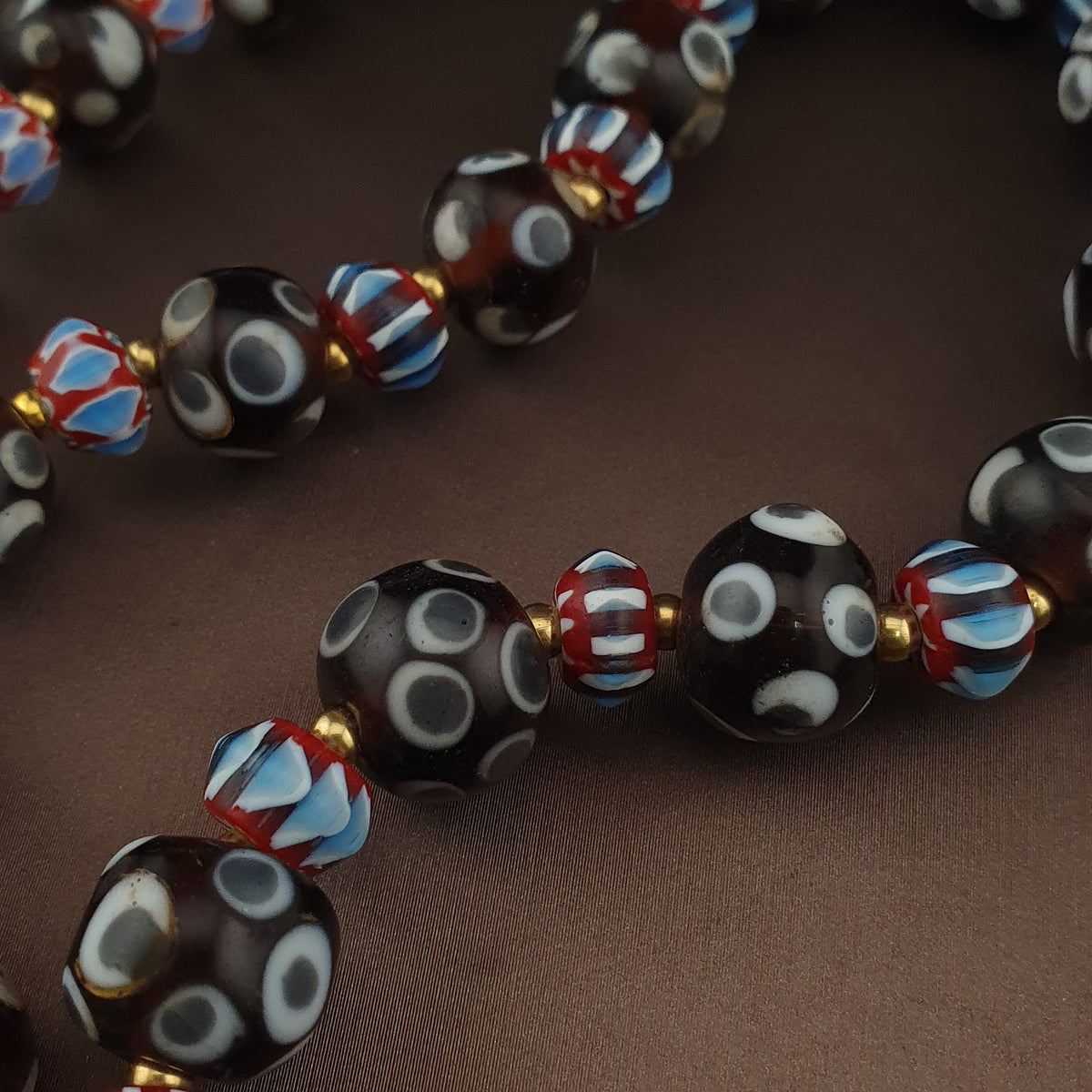 Collier de perles de verre vintage vénitiennes « yeux » et chevrons