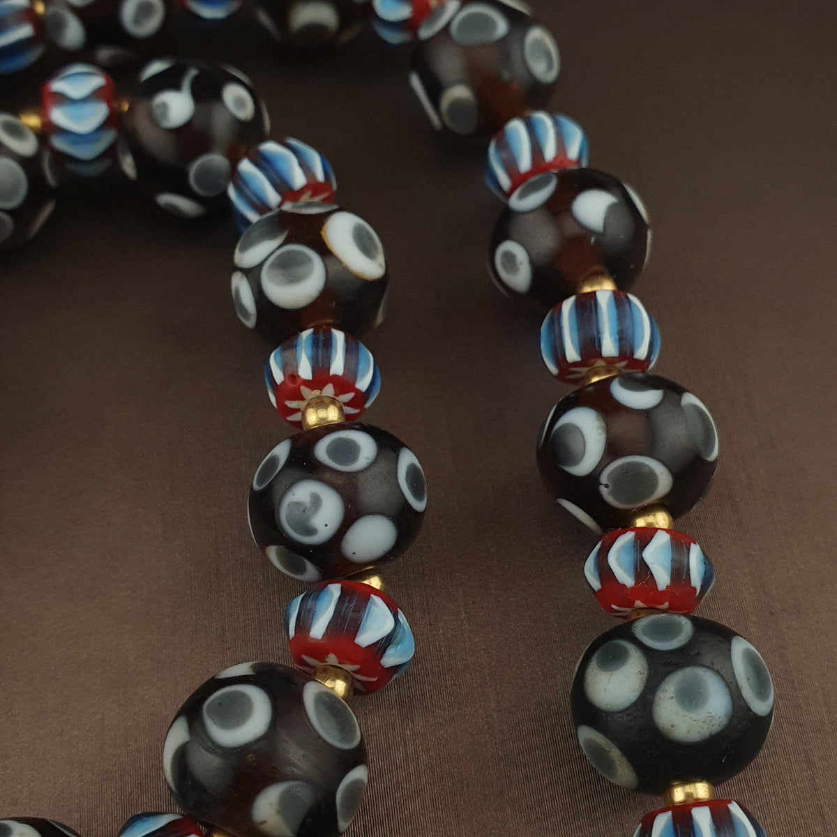 Collier de perles de verre vintage vénitiennes « yeux » et chevrons