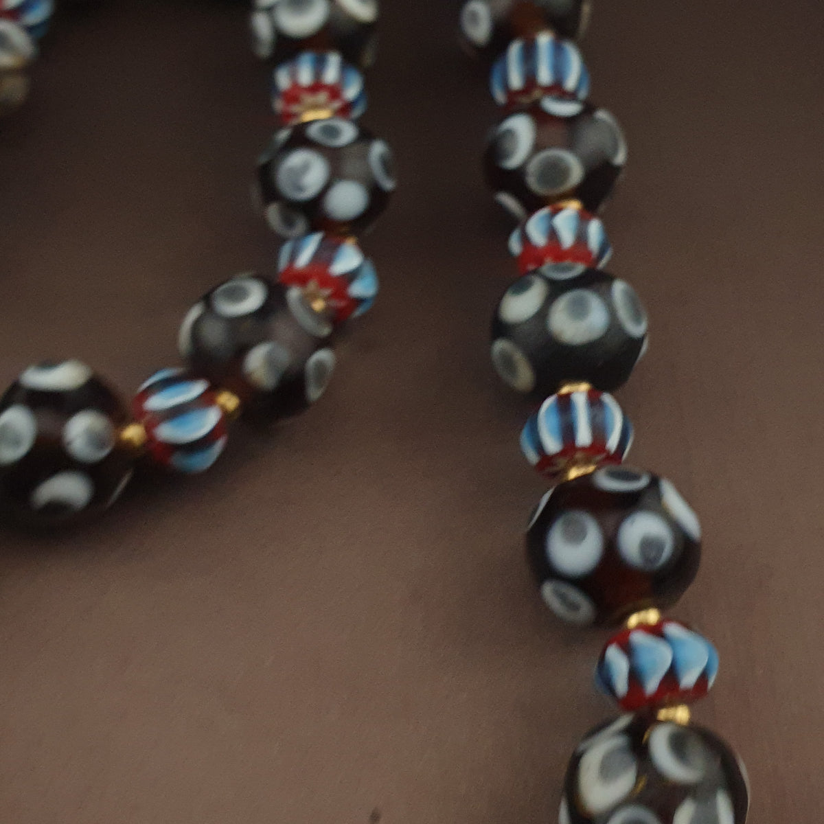 Collier de perles de verre vintage vénitiennes « yeux » et chevrons