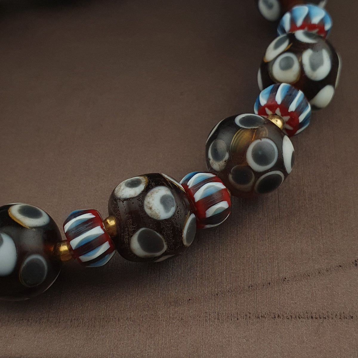 Collier de perles de verre vintage vénitiennes « yeux » et chevrons