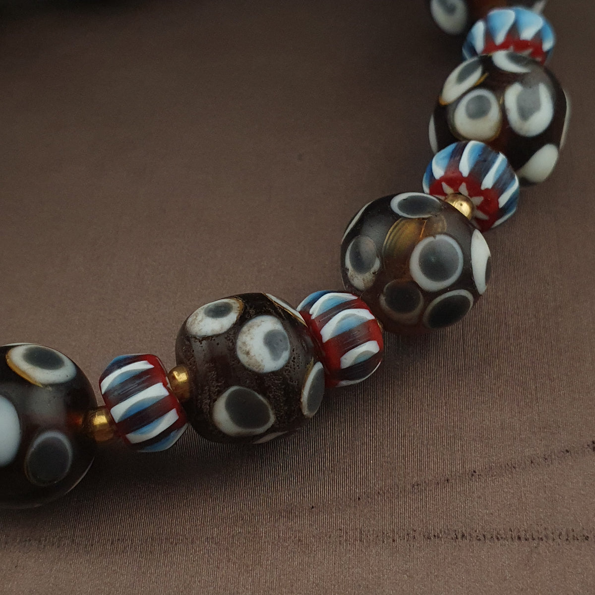 Collier de perles de verre vintage vénitiennes « yeux » et chevrons