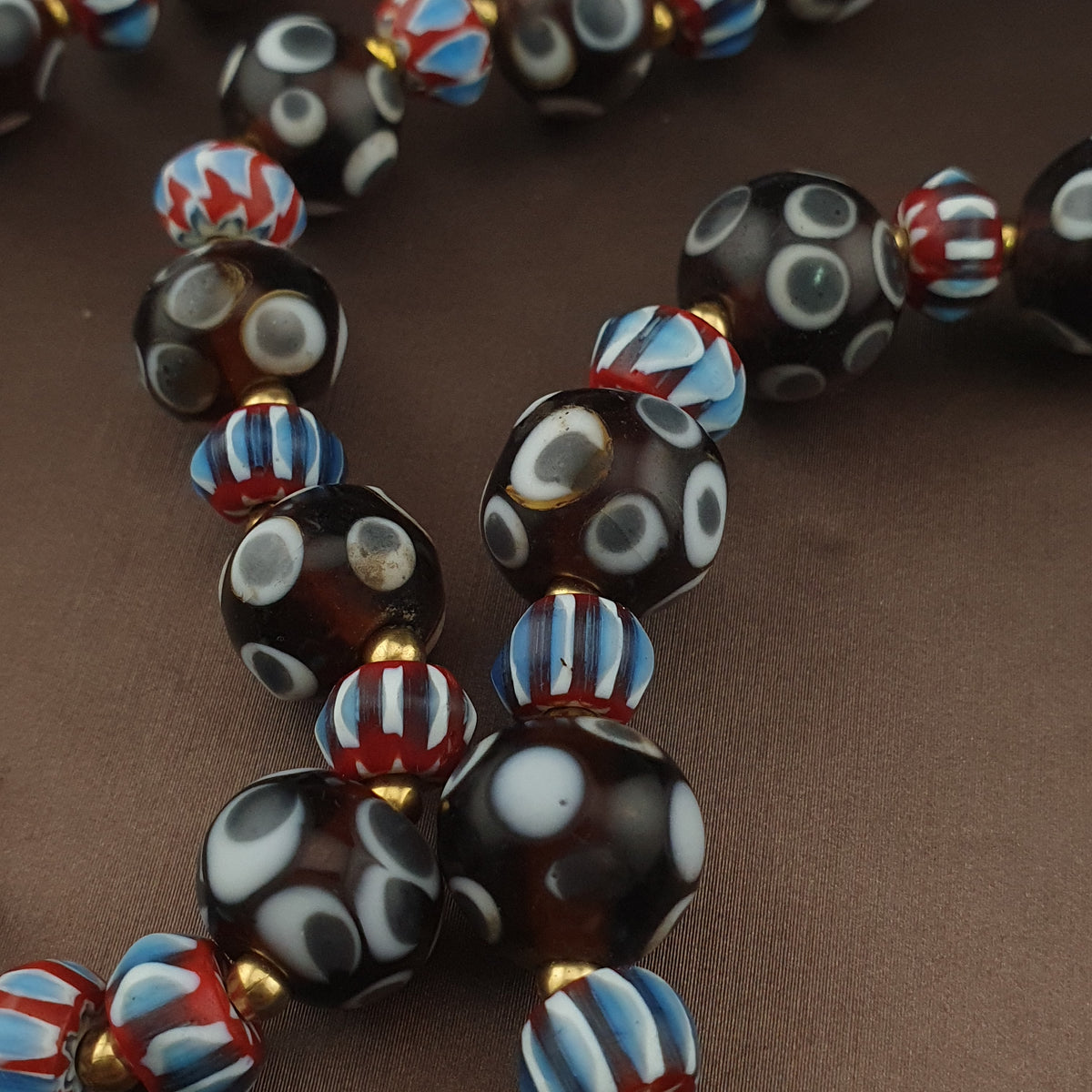 Collier de perles de verre vintage vénitiennes « yeux » et chevrons