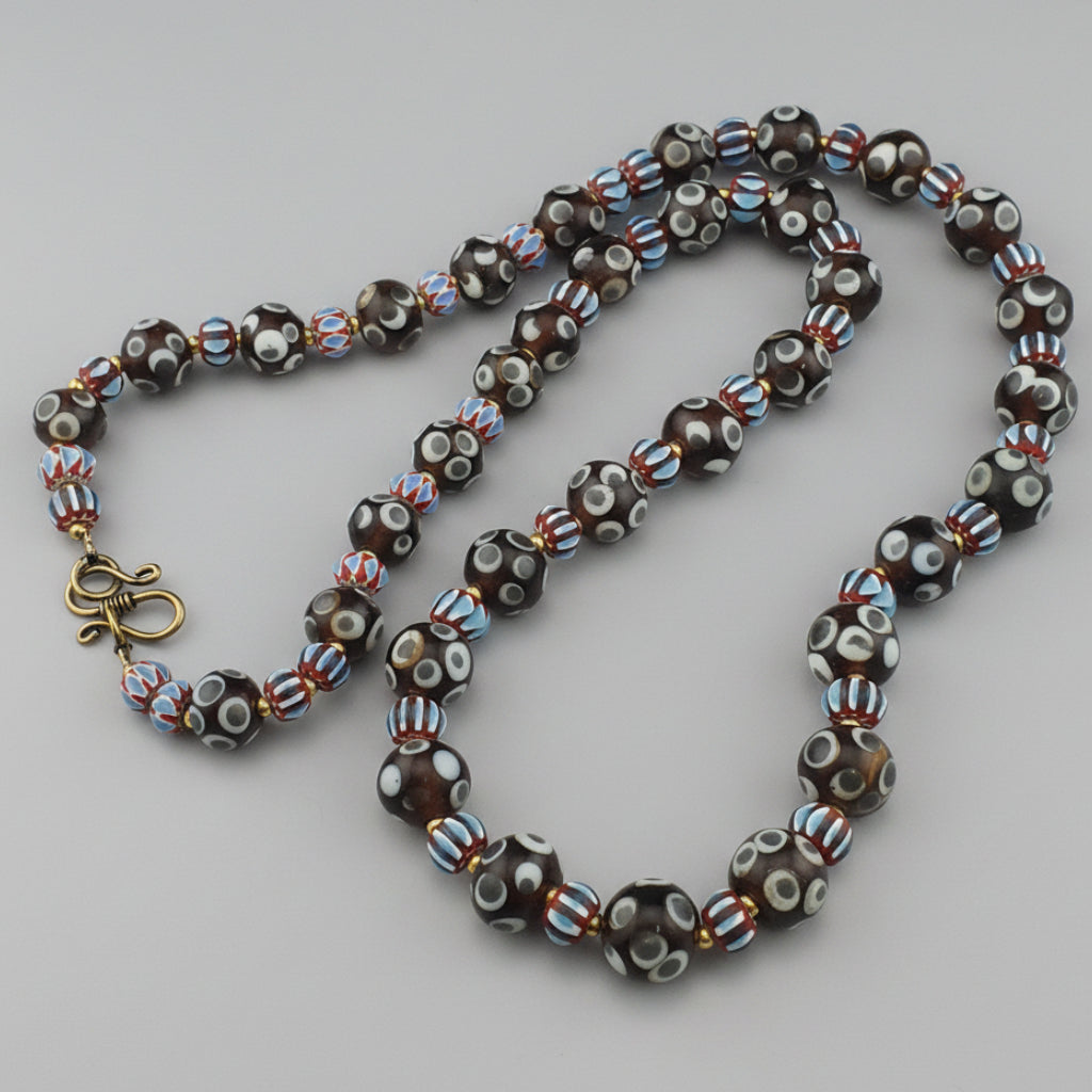 Collier de perles de verre vintage vénitiennes « yeux » et chevrons