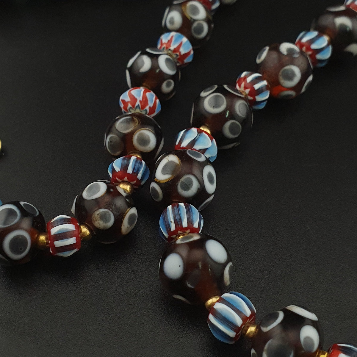 Collier de perles de verre vintage vénitiennes « yeux » et chevrons