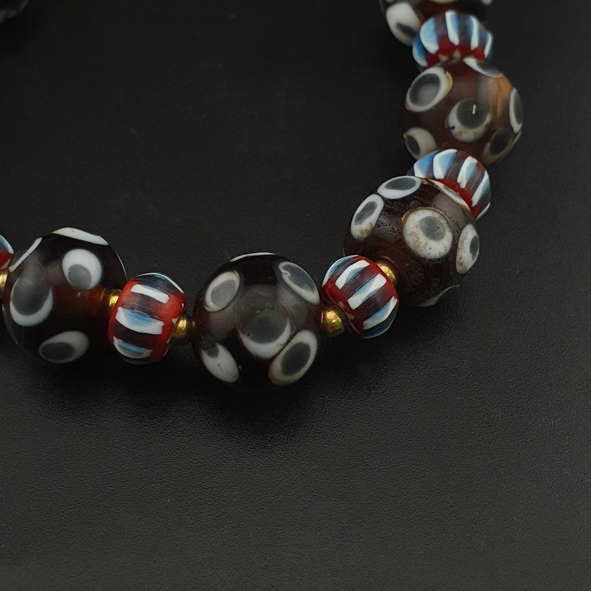 Collier de perles de verre vintage vénitiennes « yeux » et chevrons