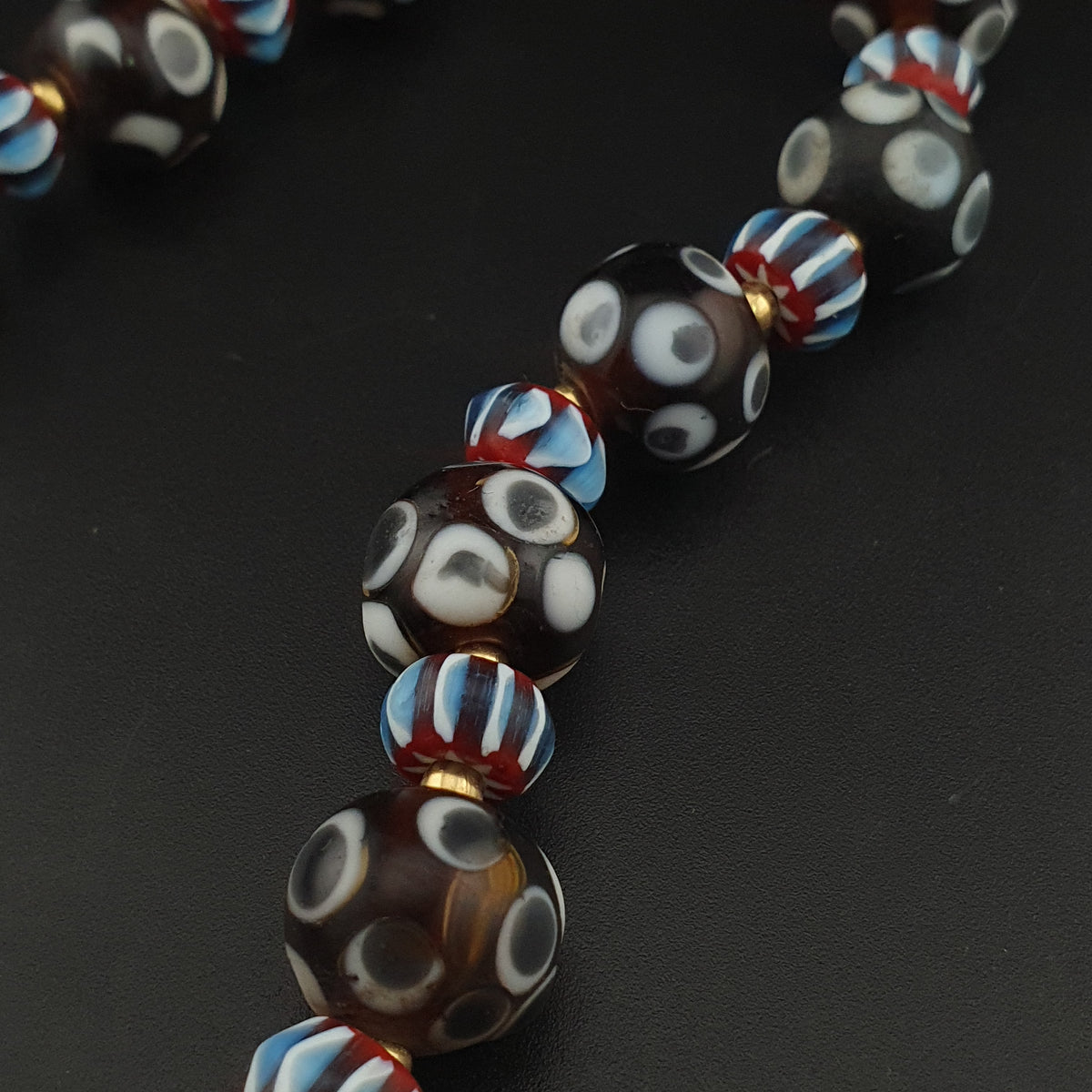 Collier de perles de verre vintage vénitiennes « yeux » et chevrons