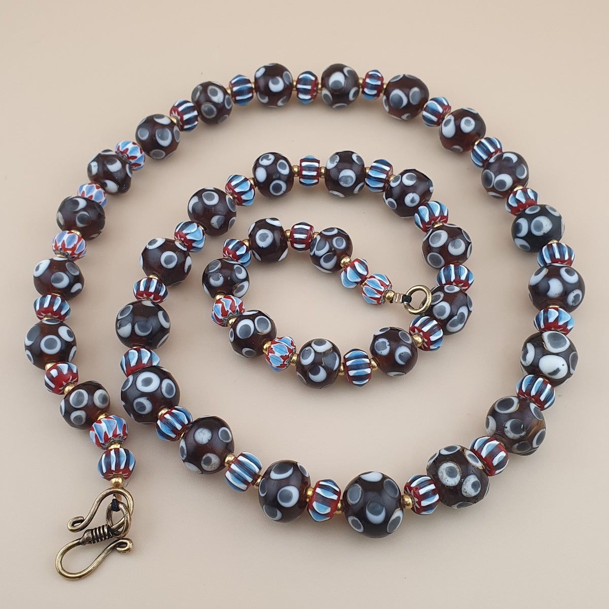 Collier de perles de verre vintage vénitiennes « yeux » et chevrons