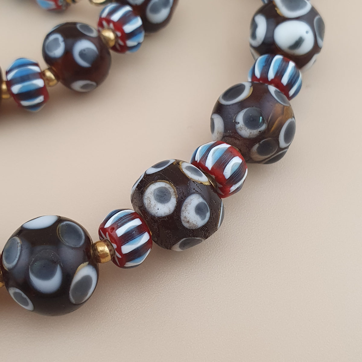 Collier de perles de verre vintage vénitiennes « yeux » et chevrons
