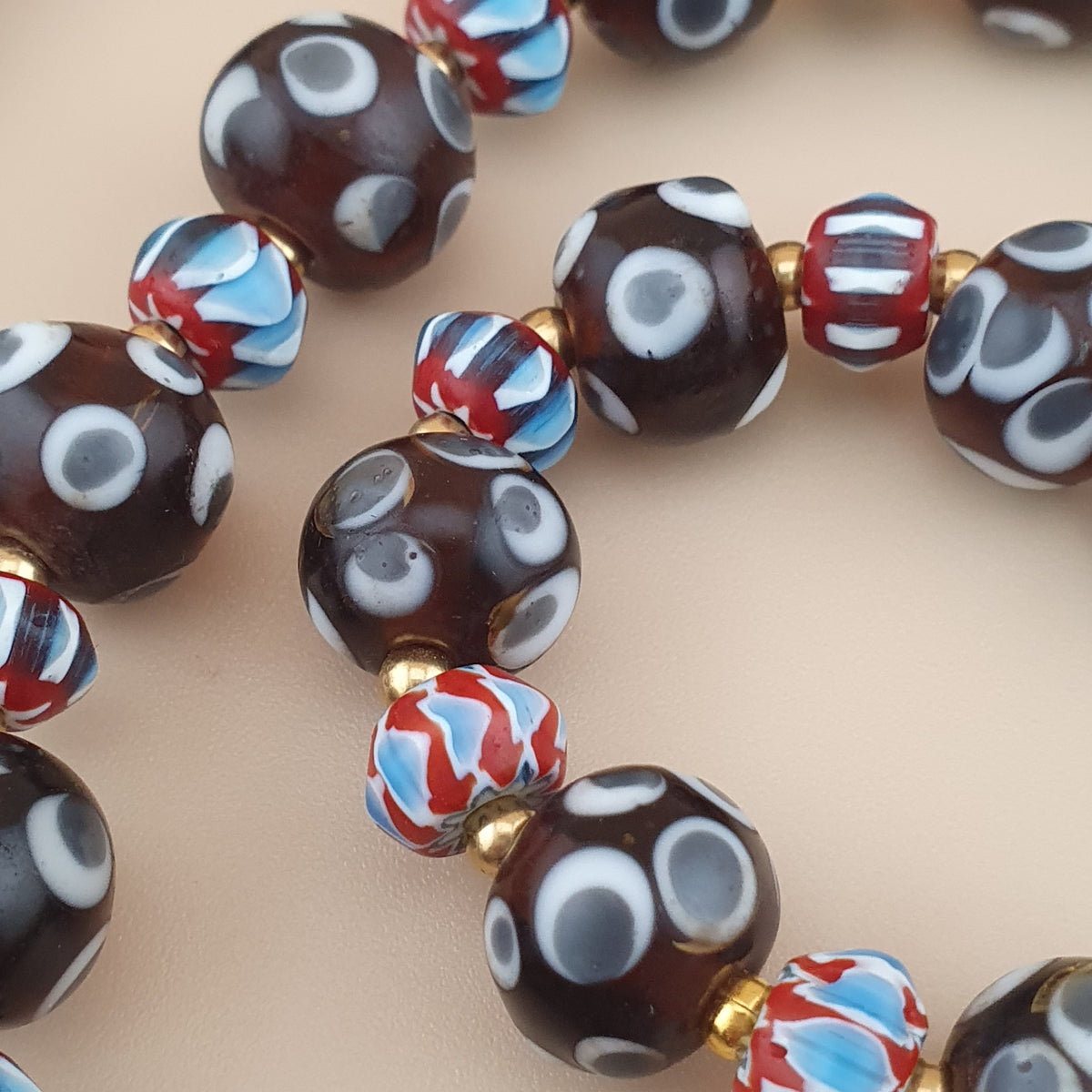 Collier de perles de verre vintage vénitiennes « yeux » et chevrons
