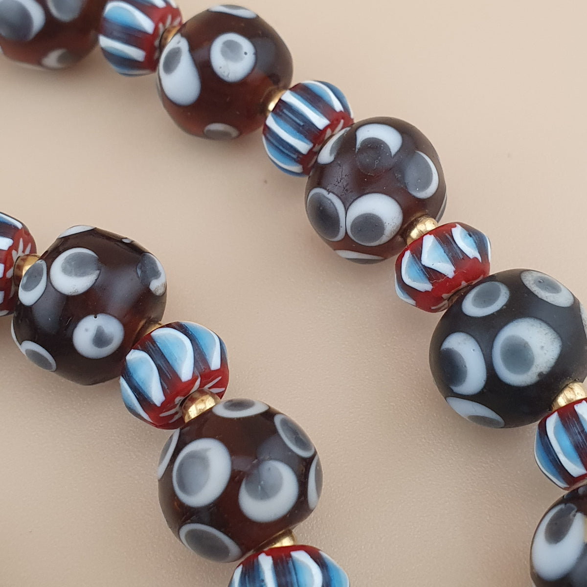 Collier de perles de verre vintage vénitiennes « yeux » et chevrons