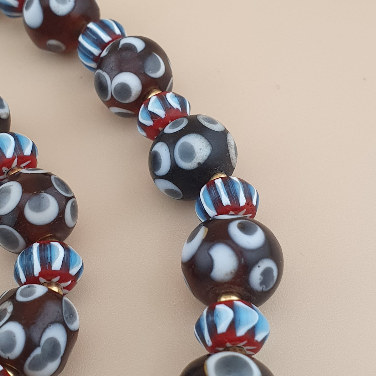 Collier de perles de verre vintage vénitiennes « yeux » et chevrons
