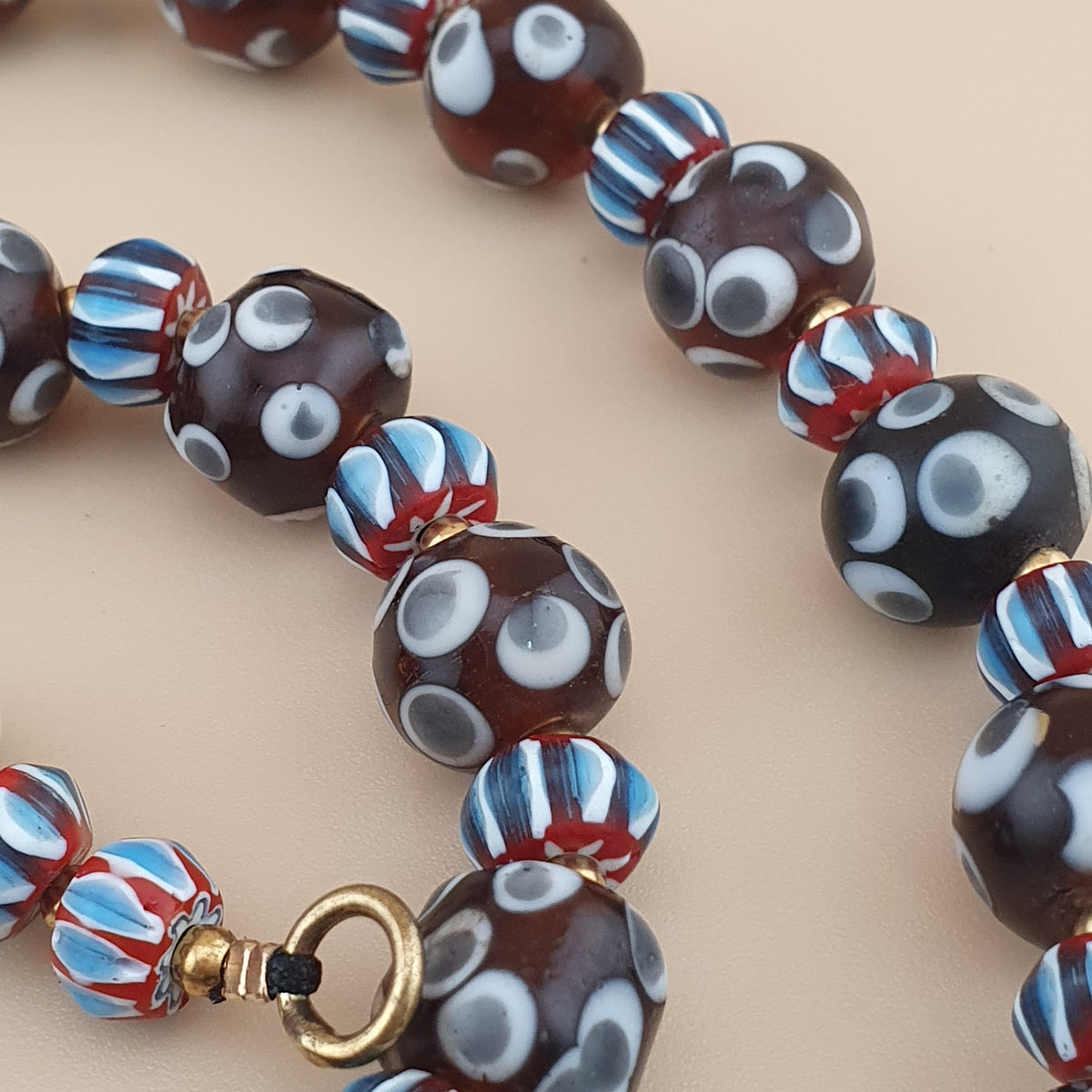 Collier de perles de verre vintage vénitiennes « yeux » et chevrons