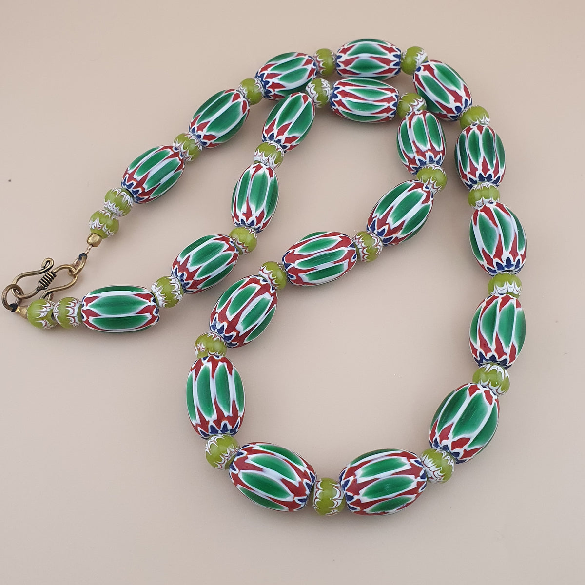 Collier de perles grosses en verre vert à chevrons, style vénitien vintage