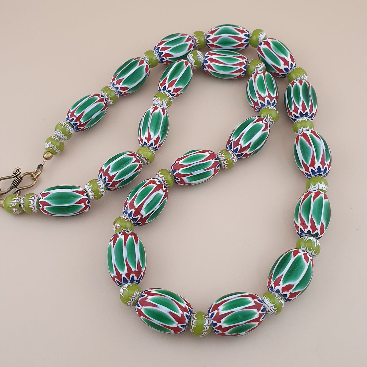 Collier de perles grosses en verre vert à chevrons, style vénitien vintage