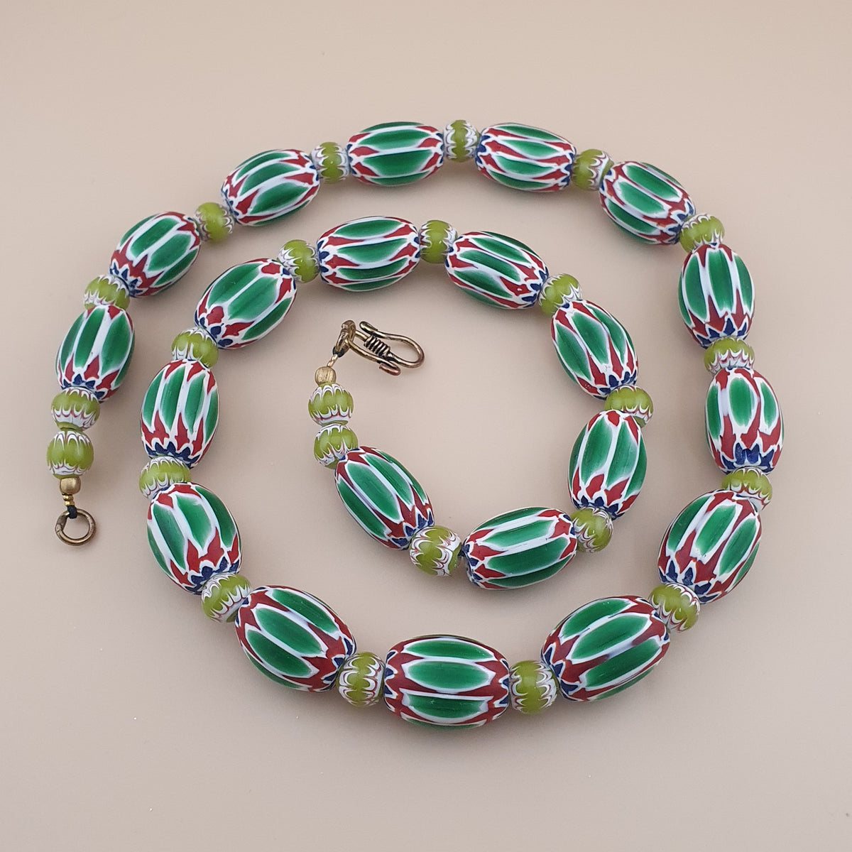 Collier de perles grosses en verre vert à chevrons, style vénitien vintage