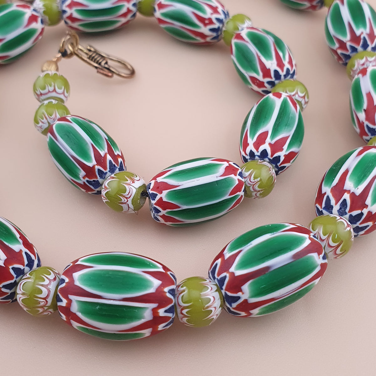 Collier de perles grosses en verre vert à chevrons, style vénitien vintage