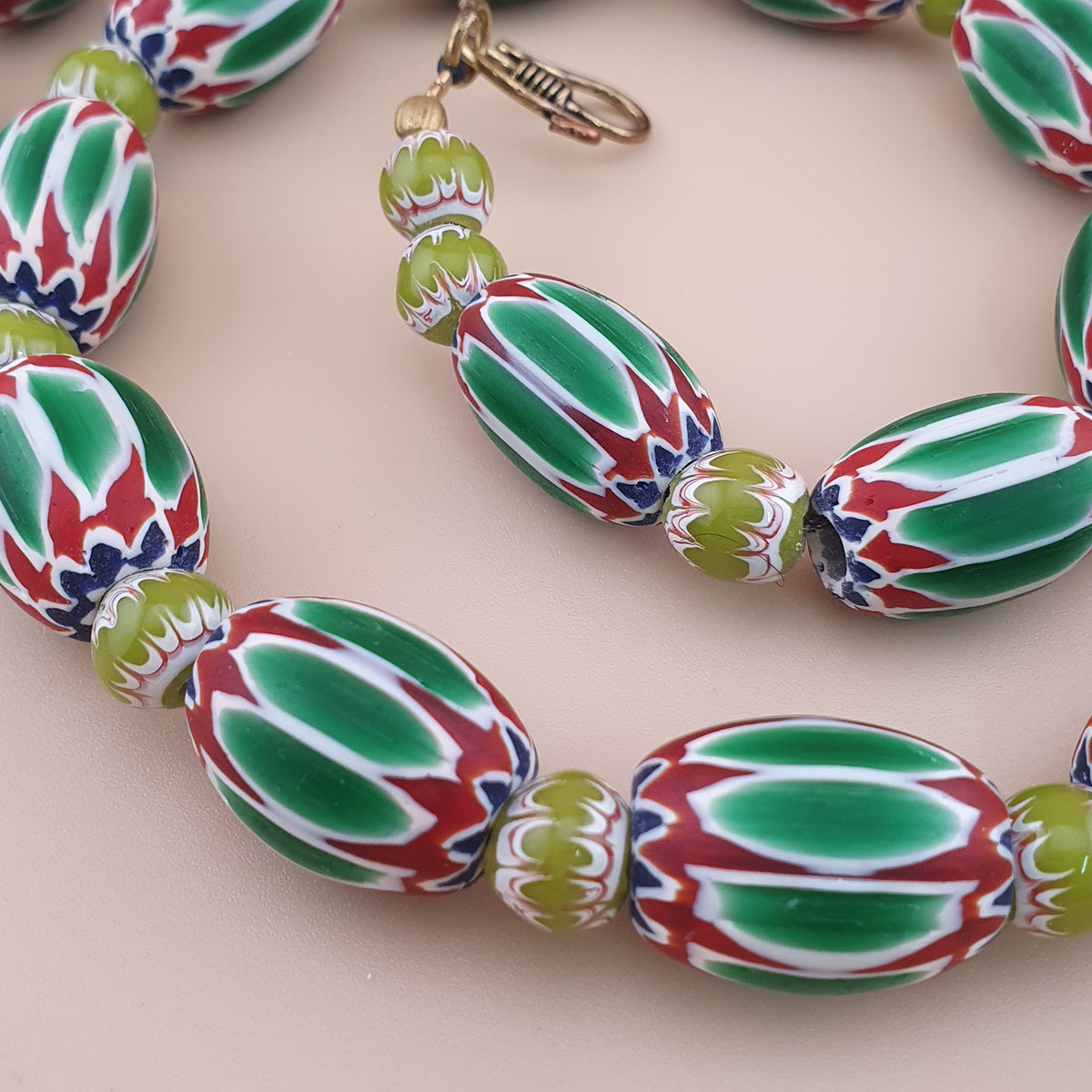 Collier de perles grosses en verre vert à chevrons, style vénitien vintage