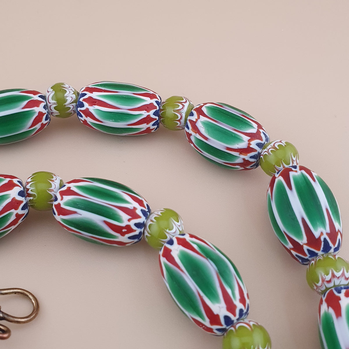 Collier de perles grosses en verre vert à chevrons, style vénitien vintage