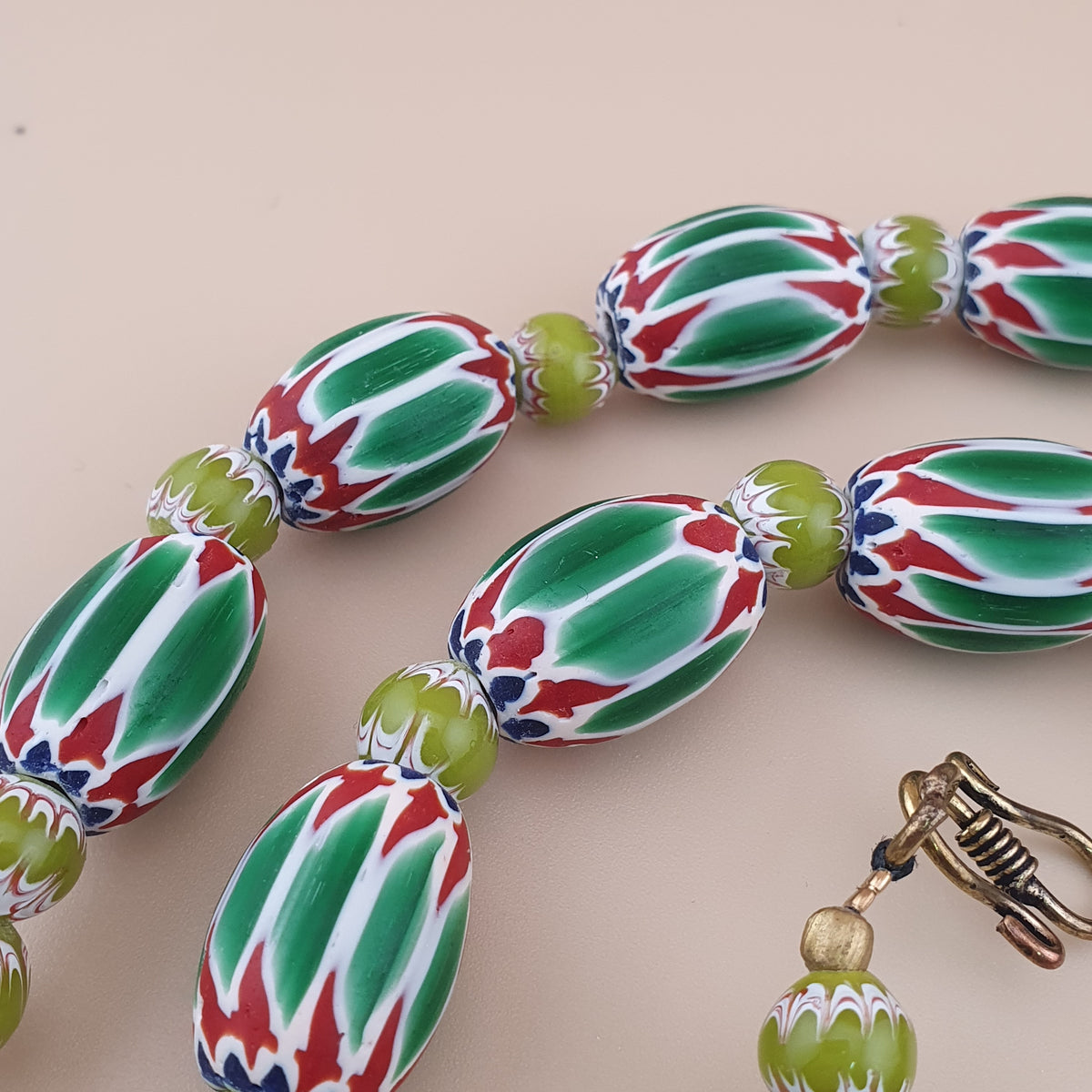 Collier de perles grosses en verre vert à chevrons, style vénitien vintage