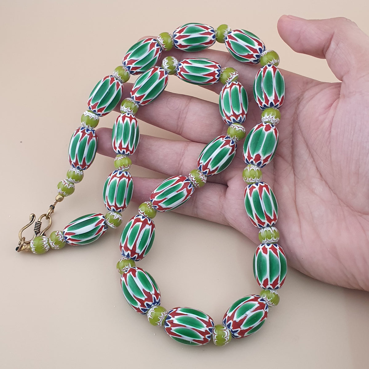 Collier de perles grosses en verre vert à chevrons, style vénitien vintage