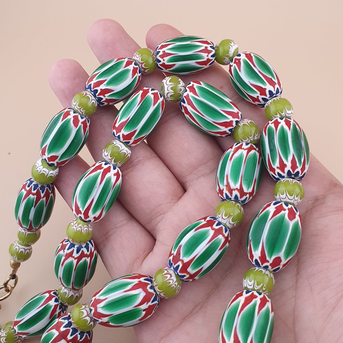 Collier de perles grosses en verre vert à chevrons, style vénitien vintage