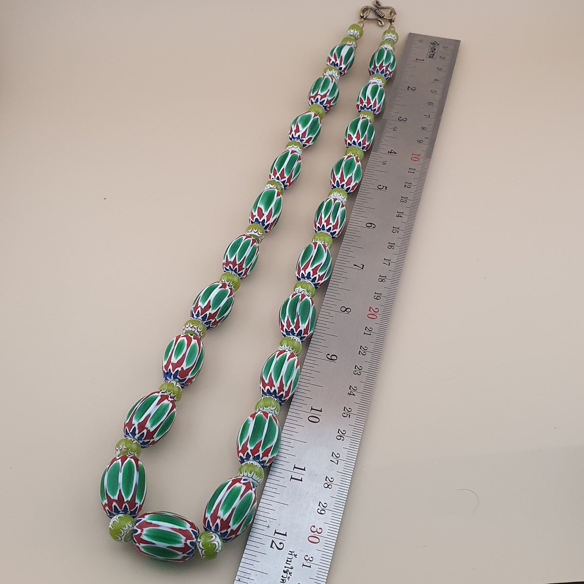 Collier de perles grosses en verre vert à chevrons, style vénitien vintage