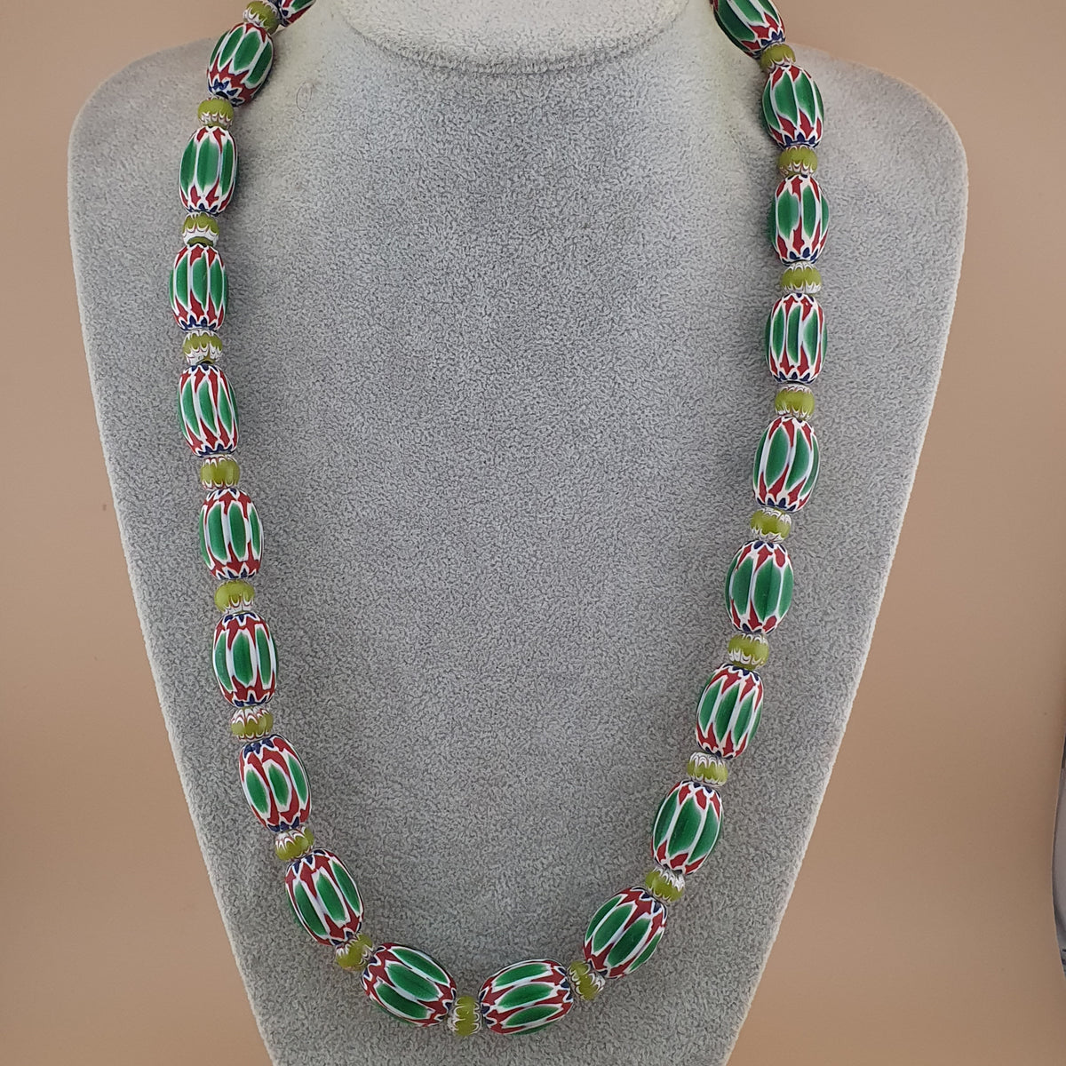 Collier de perles grosses en verre vert à chevrons, style vénitien vintage