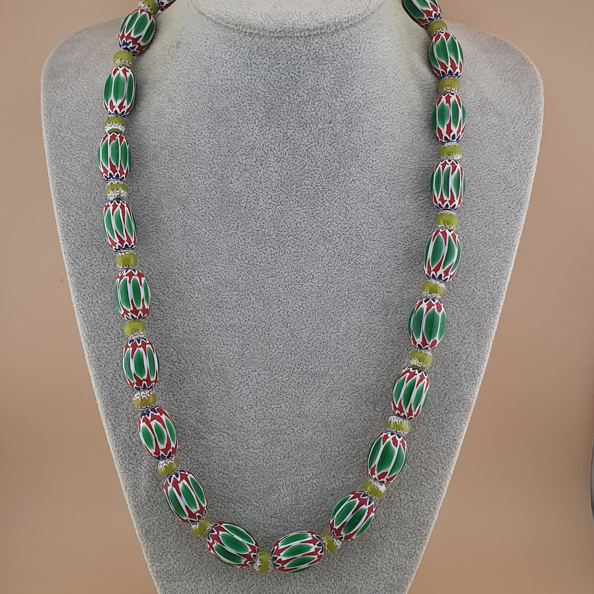 Collier de perles grosses en verre vert à chevrons, style vénitien vintage