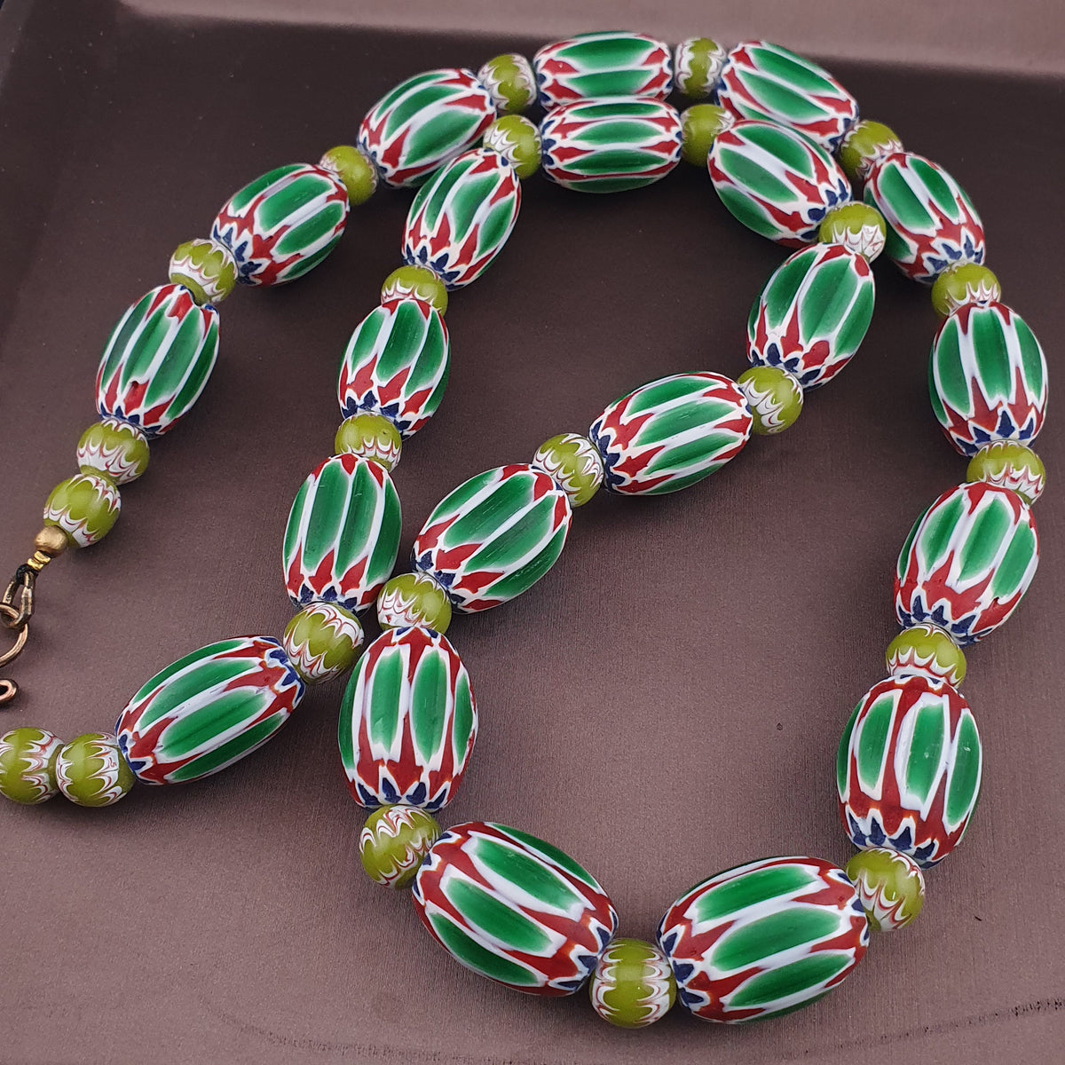 Collier de perles grosses en verre vert à chevrons, style vénitien vintage