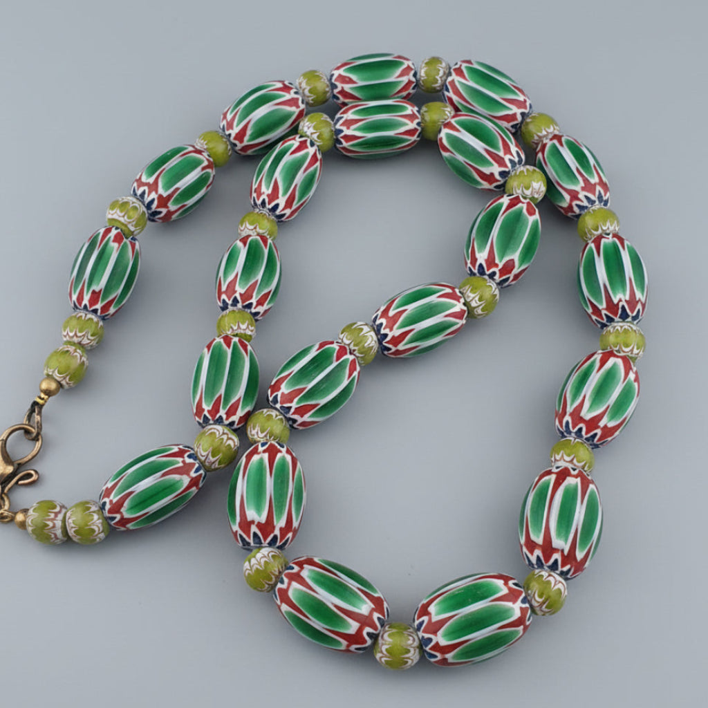 Collier de perles grosses en verre vert à chevrons, style vénitien vintage