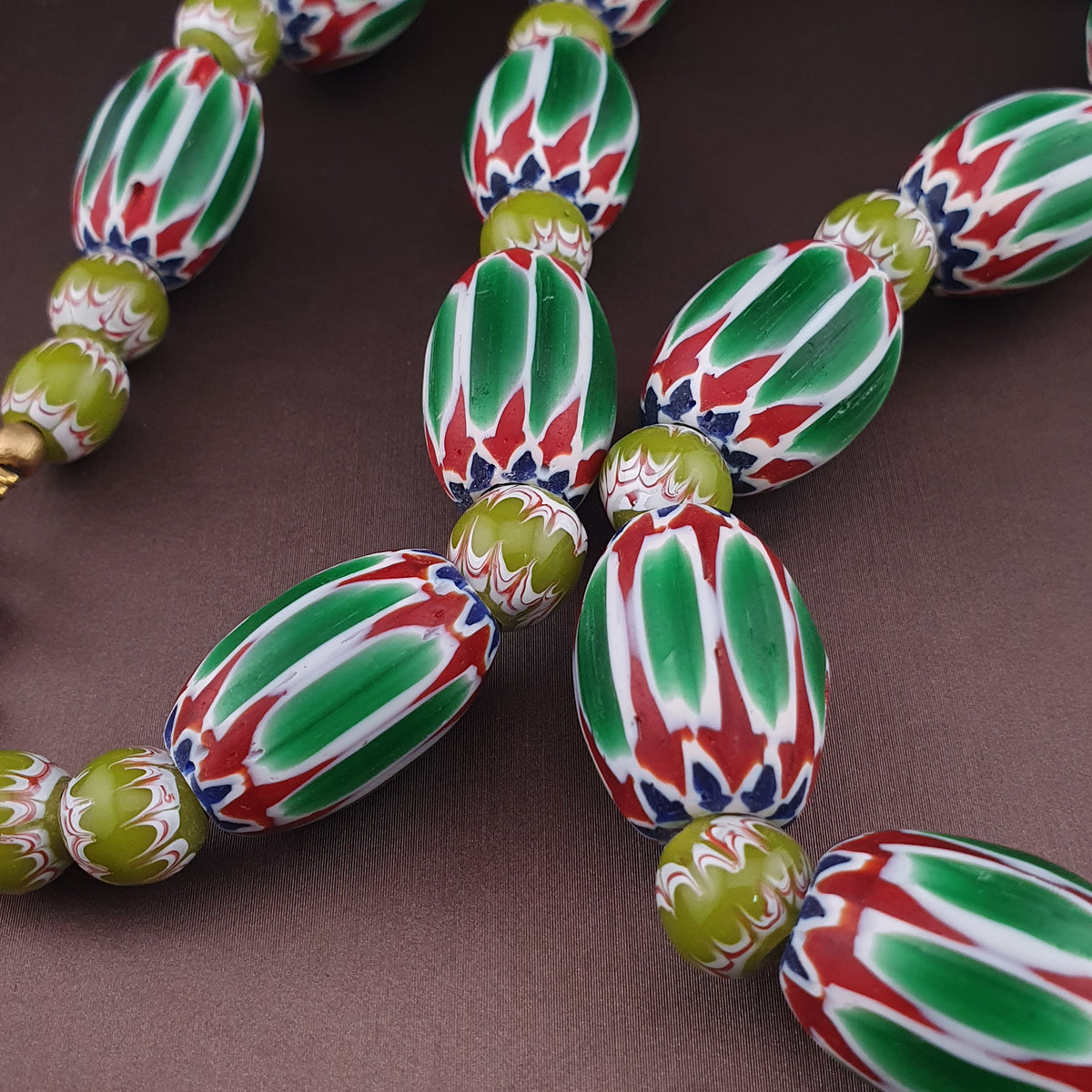 Collier de perles grosses en verre vert à chevrons, style vénitien vintage
