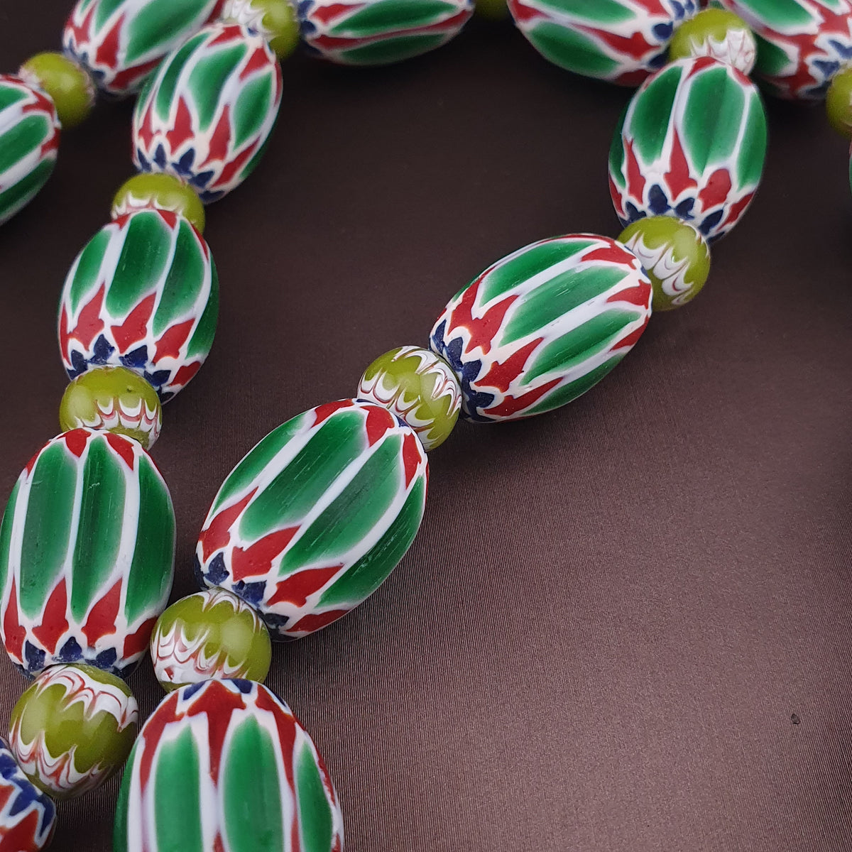 Collier de perles grosses en verre vert à chevrons, style vénitien vintage