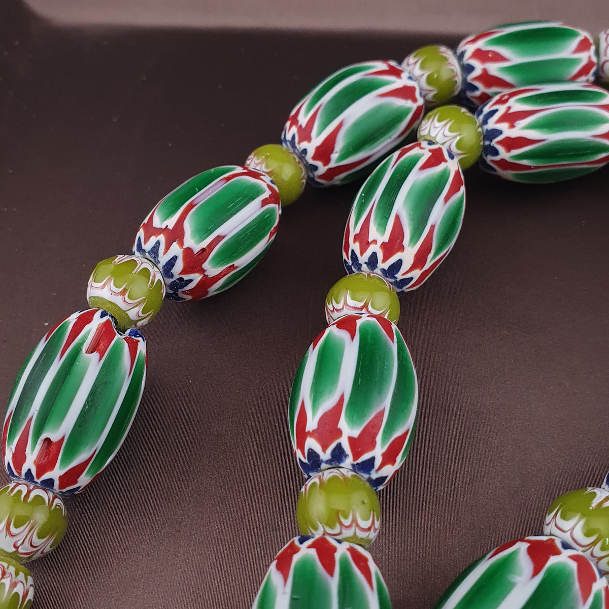 Collier de perles grosses en verre vert à chevrons, style vénitien vintage