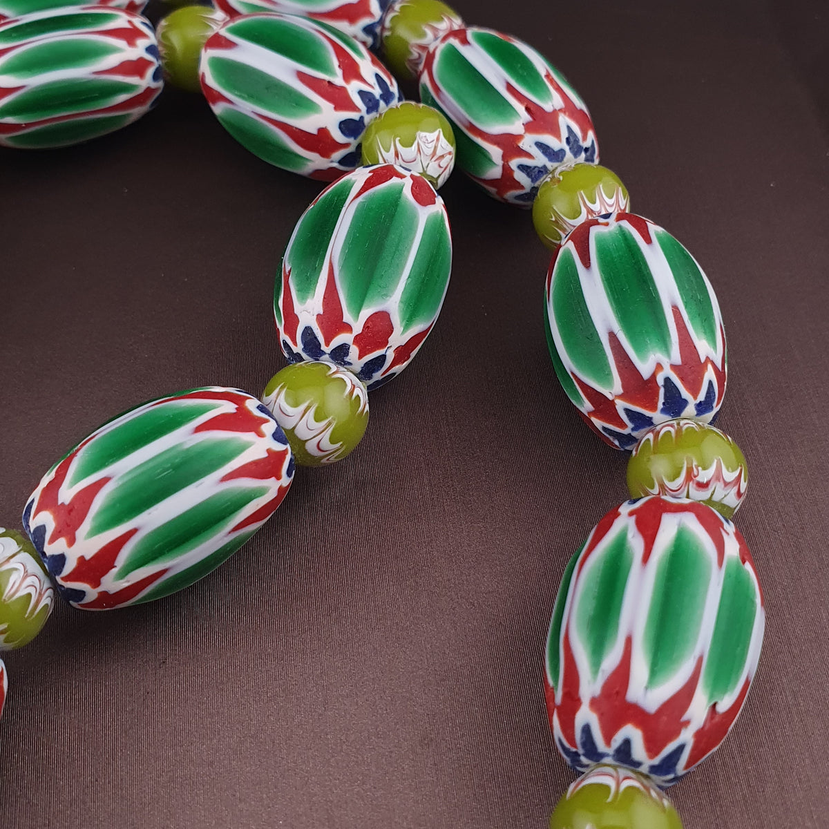 Collier de perles grosses en verre vert à chevrons, style vénitien vintage