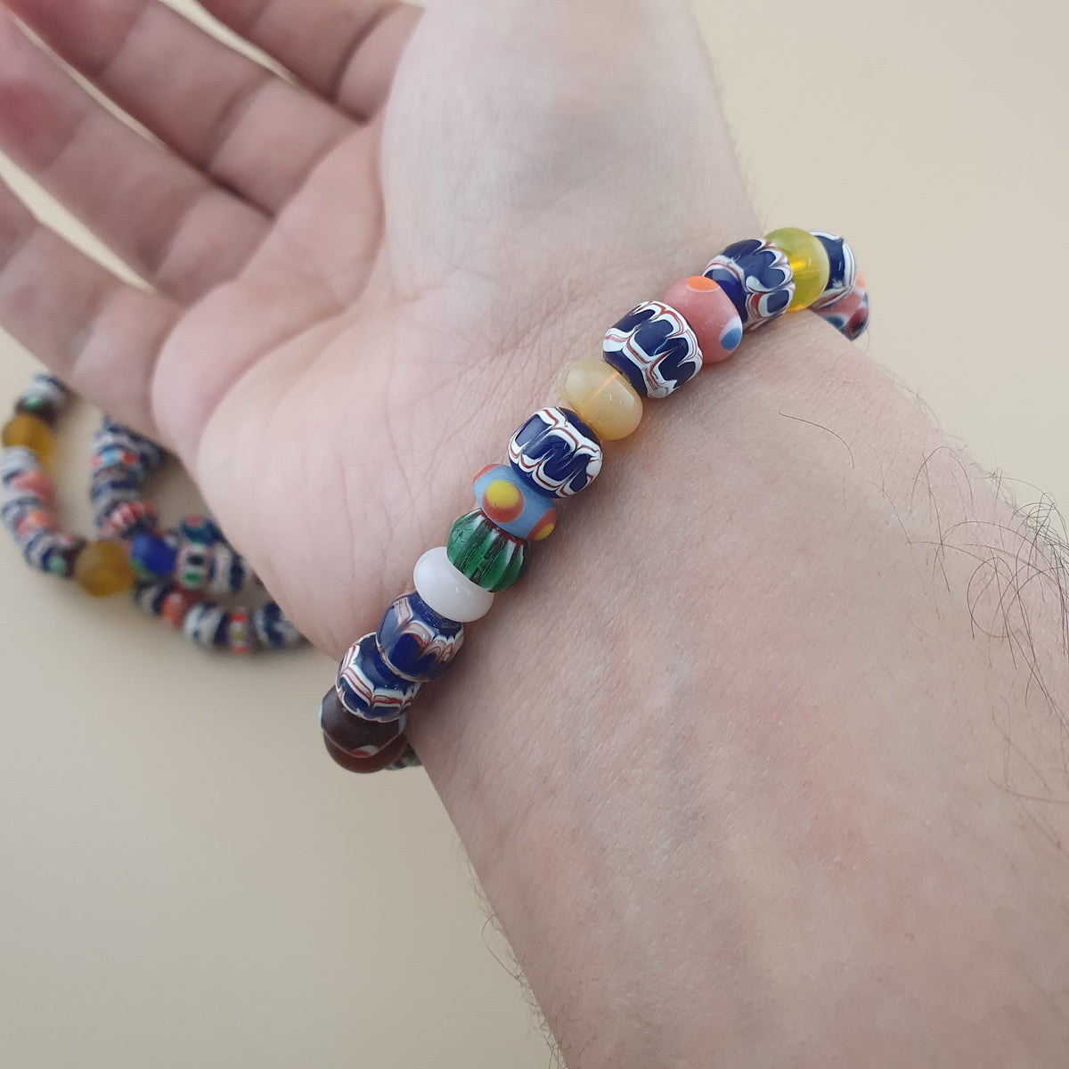 Lot vintage de 4 bracelets avec perles en verre de style vénitien mélangées