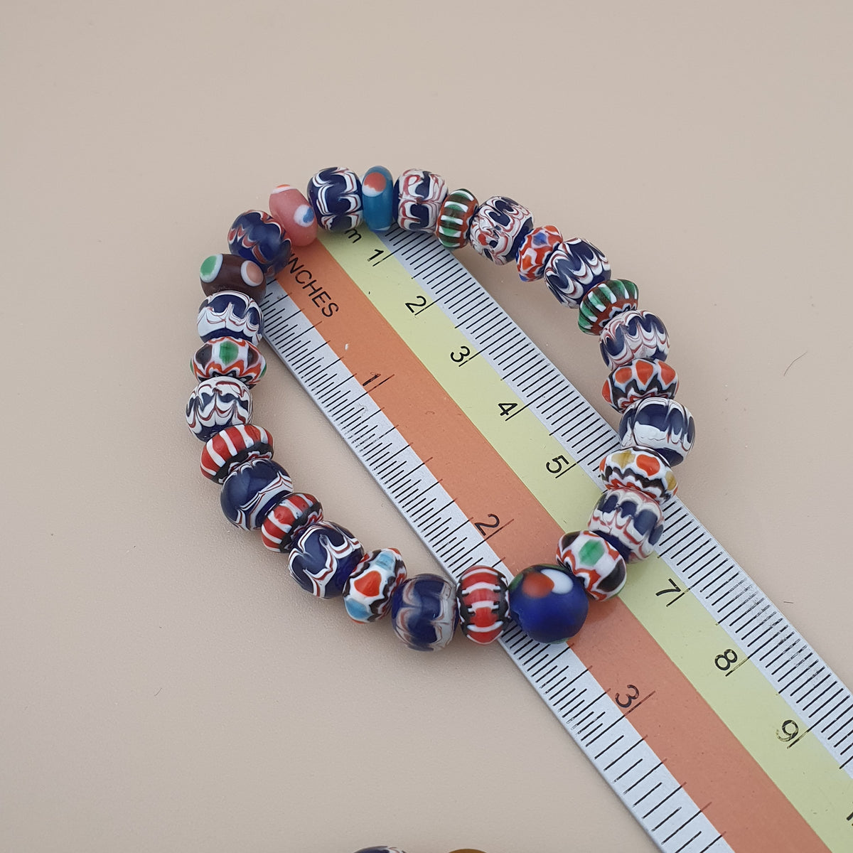 Lot vintage de 4 bracelets avec perles en verre de style vénitien mélangées