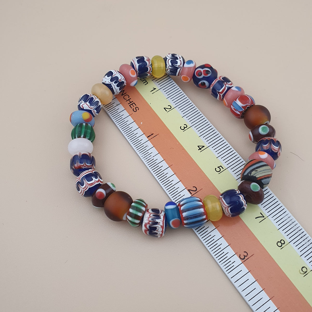 Lot vintage de 4 bracelets avec perles en verre de style vénitien mélangées