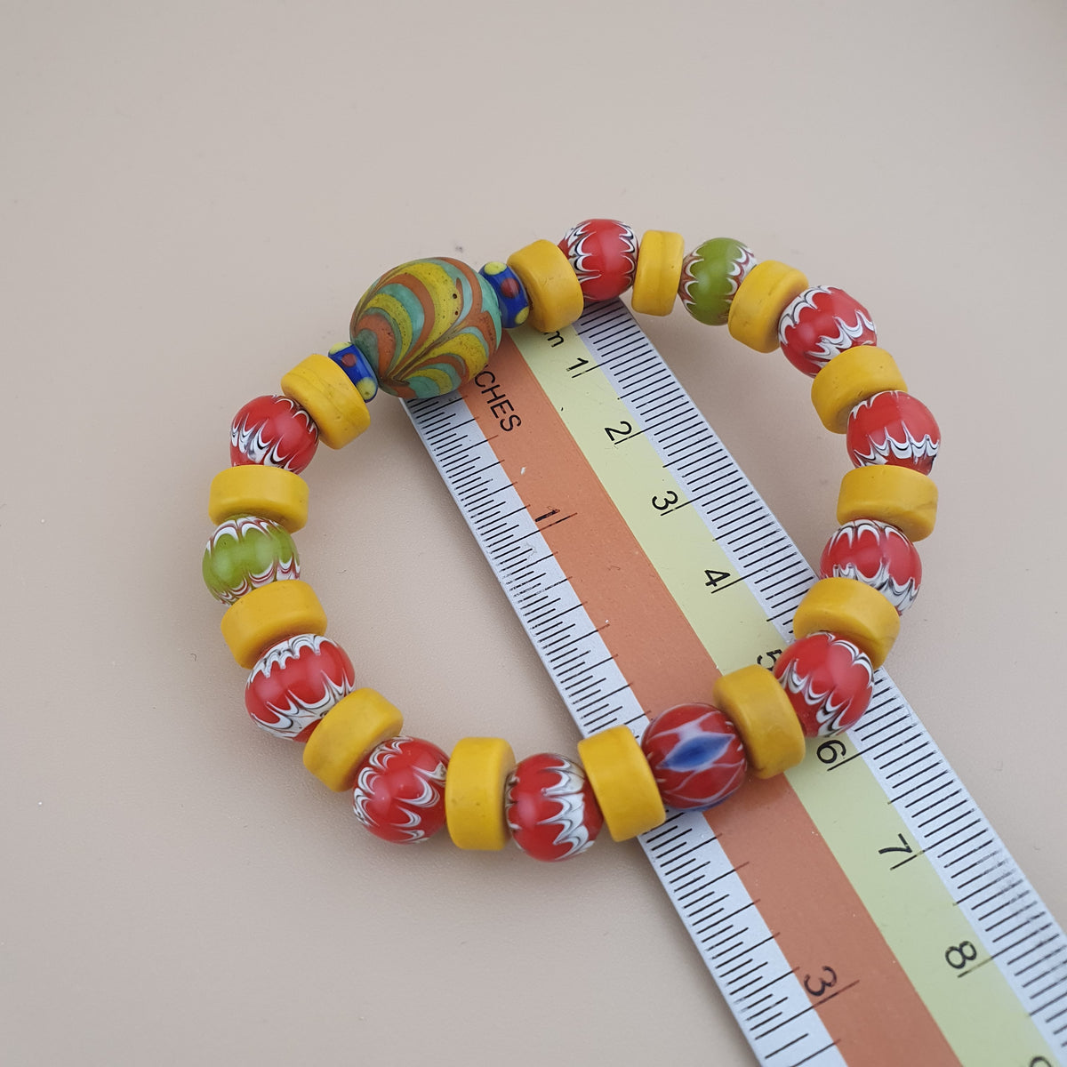 Lot vintage de 4 bracelets avec perles en verre africaines et de troc, jaunes assorties