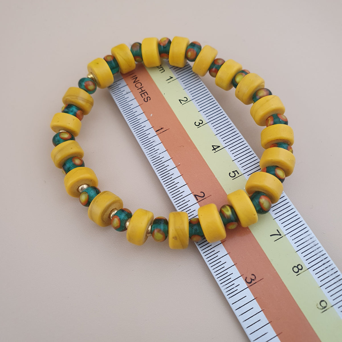 Lot vintage de 4 bracelets avec perles en verre africaines et de troc, jaunes assorties