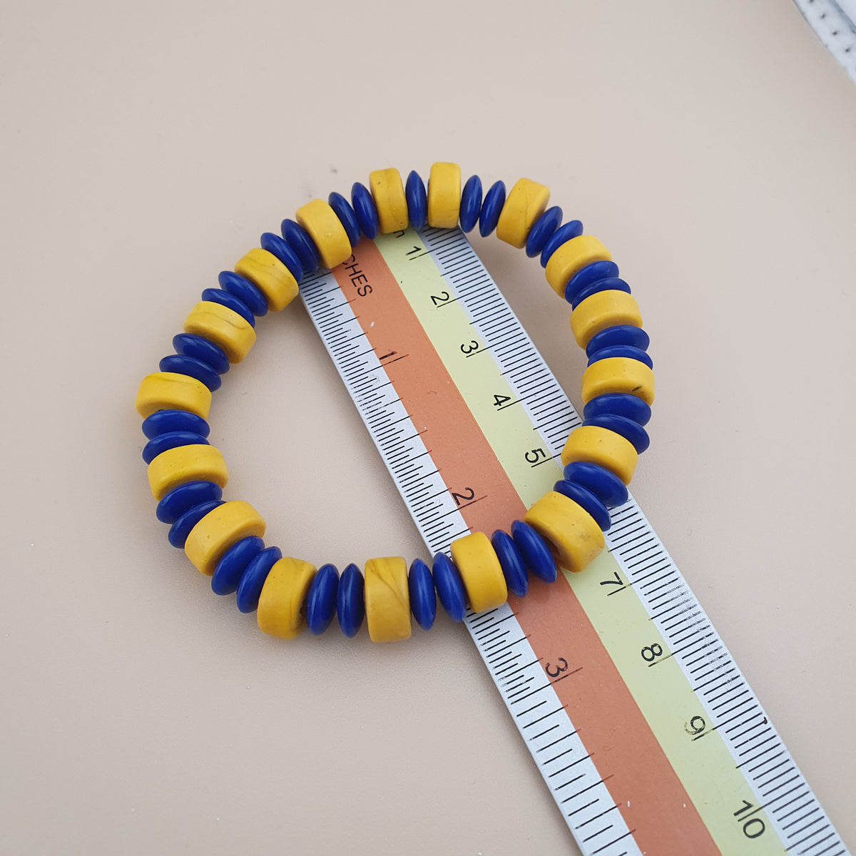 Lot vintage de 4 bracelets avec perles en verre africaines et de troc, jaunes assorties