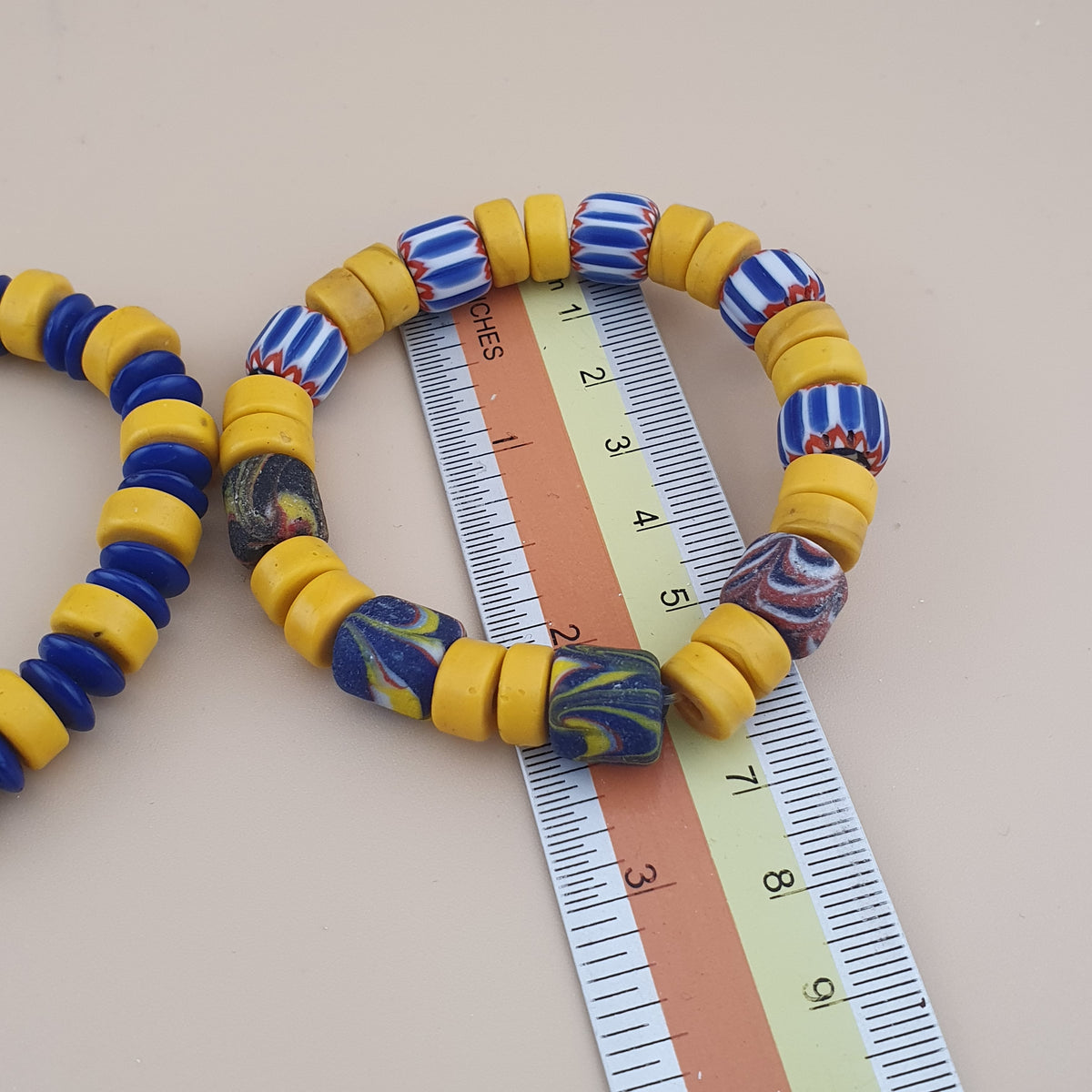 Lot vintage de 4 bracelets avec perles en verre africaines et de troc, jaunes assorties